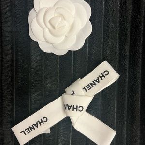 Chanel flower pin and ribbon. Came in box with purse but I have no need for it.